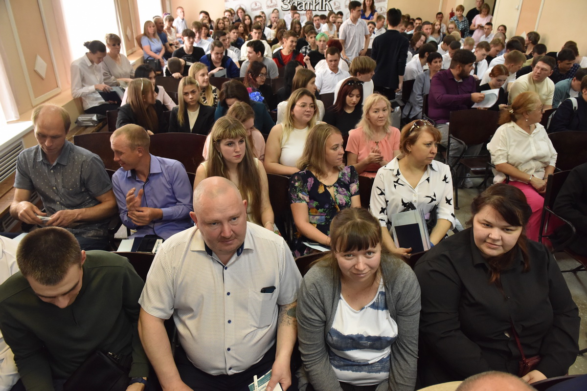 Специалисты Златмаша приняли участие во вручении дипломов выпускникам