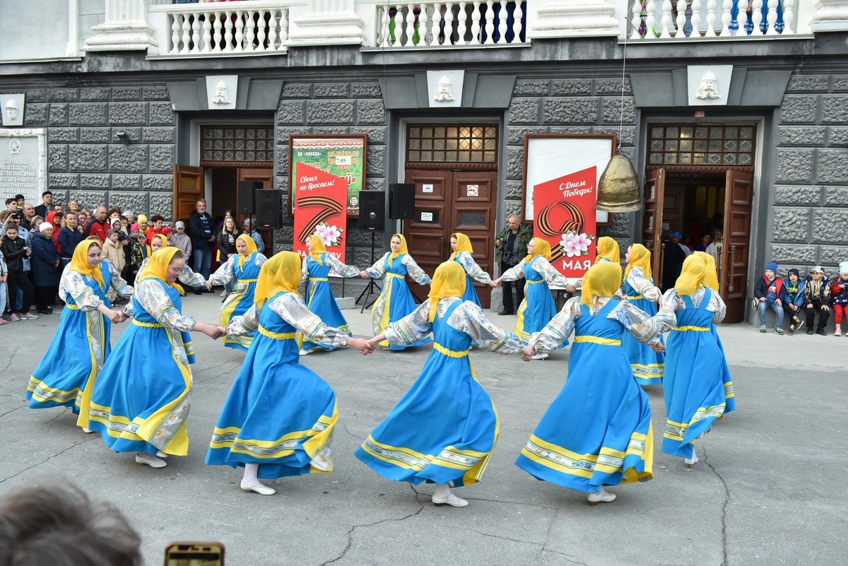Традиционно вечером 9 мая на площадке у Дворца культуры «Победа» состоялся концерт, собравший машзаводчан и жителей города разных возрастов