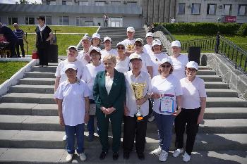 Ветераны АО "Златмаш" в очередной раз завоевали кубок победителя городской спартакиады